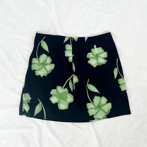 Dresses & Skirts - Vintage black and green floral mini skirt